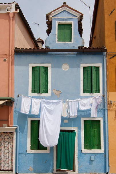gök mavisi küçük bir evde Burano ile beyaz sayfaları ve ha giyim - Fotoğraf, Görsel