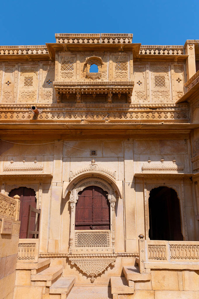 Sandstone έκανε όμορφο μπαλκόνι, jharokha, πέτρινο παράθυρο και εξωτερικό του Rani Mahal ή Rani Ka Mahal, μέσα Jaisalmer φρούριο. Ρατζαστάν, Ινδία. Μνημείο Παγκόσμιας Κληρονομιάς UNESCO - Φωτογραφία, εικόνα