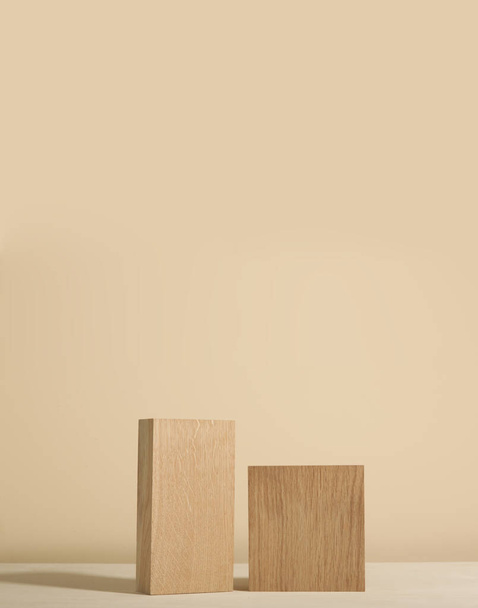 Minimalistische Holzszene. Abstrakte minimale, leere Bühne mit rechteckigen Podesten auf beigem Hintergrund. Attrappen zur Produktpräsentation. - Foto, Bild