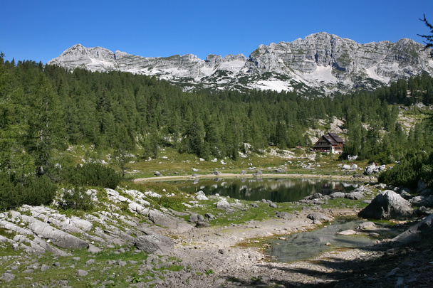Casa en la montaña junto al lago
 - Foto, imagen