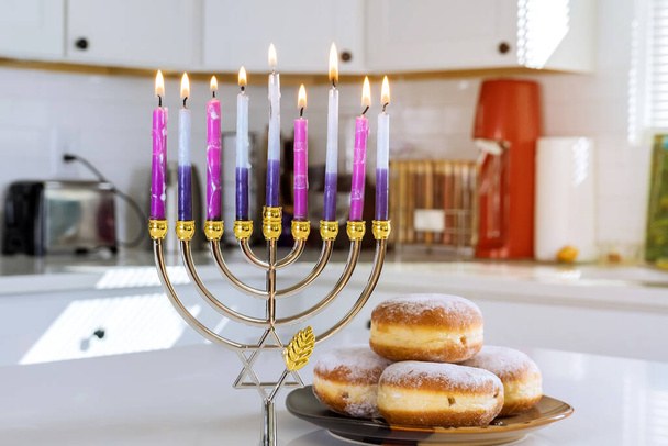 ユダヤ教の伝統家族の宗教的な休日のシンボルは、 Hanukkaお祝い中にHanukkiah menorahキャンドルを点灯 - 写真・画像