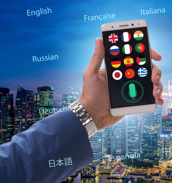 Концепция перевода в реальном времени с помощью приложения для смартфонов - Фото, изображение