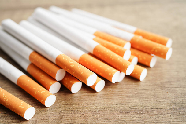 Cigarrillo, tabaco de rollo en papel con tubo de filtro, concepto de no fumar. - Foto, Imagen