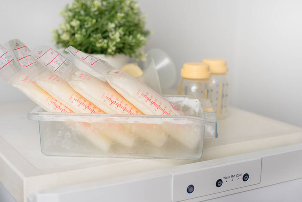 Breast milk frozen in plastic storage bags for baby. The way to store breast milk safely. - Foto, afbeelding