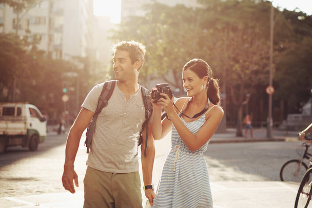 Juste quand tu penses que tu as tout vu. un jeune couple prenant des photos lors d'une visite d'une ville étrangère - Photo, image