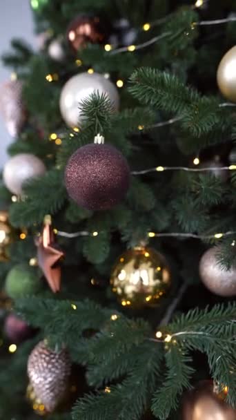 Κοντινό χριστουγεννιάτικο δέντρο με διακοσμήσεις. - Πλάνα, βίντεο