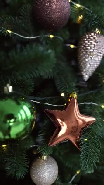 Close up árvore de Natal com decorações. - Filmagem, Vídeo