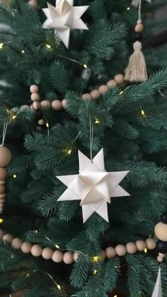 Weihnachtsbaum aus nächster Nähe mit Dekoration. - Filmmaterial, Video