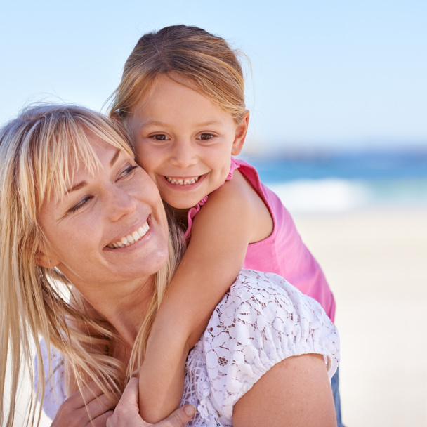 一緒にビーチで。愛する母親と娘が一緒にビーチで楽しい時間を過ごす - 写真・画像