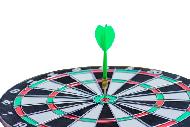 bullseye στόχος ή dartboard έχει ρίξει βέλος που χτυπά το κέντρο ενός πυροβολισμού, έννοια της επιχειρηματικής στόχευσης και τη νίκη στόχους. - Φωτογραφία, εικόνα
