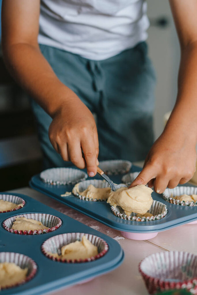 Mescolare tutti gli ingredienti insieme, fare pasta o pastella e riempire la forma di cottura della carta. Versare la pasta di muffin negli stampi. Cupcake - Foto, immagini