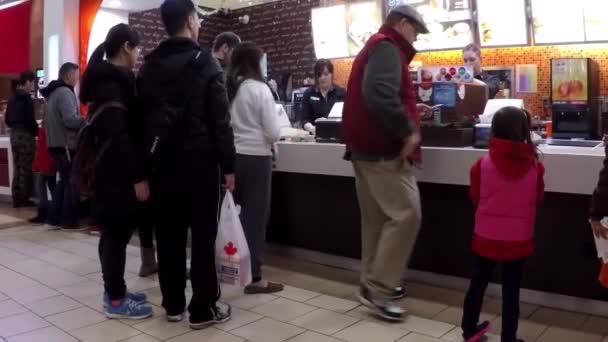 Eine Seite eines Fast-Food-Restaurants am Food Court mit Weitwinkelaufnahme - Filmmaterial, Video