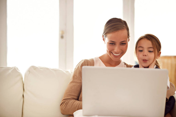 Διδάσκει την ασφάλεια στο διαδίκτυο. μια μητέρα που χρησιμοποιεί ένα φορητό υπολογιστή με την κόρη της - Φωτογραφία, εικόνα