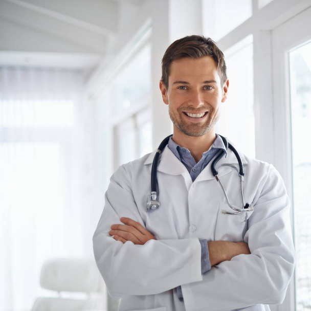 Des soins de santé dignes de confiance. Portrait d'un beau médecin masculin debout les bras croisés - Photo, image