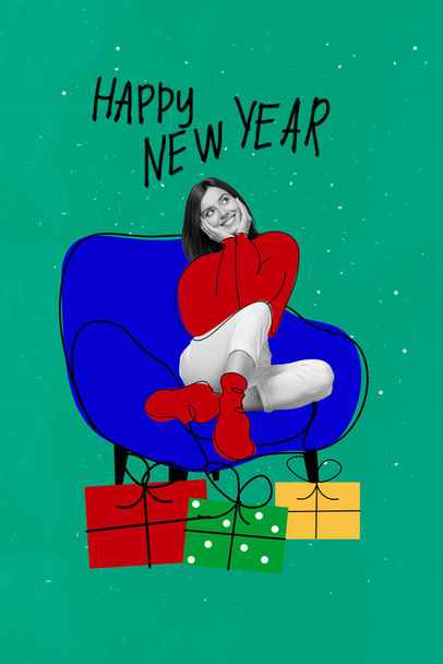 Вертикальная картина коллажа миролюбивой девушки черно-белый эффект сидеть рисовать стул мечтал новогодний подарочный коробка изолированы на окрашенном фоне. - Фото, изображение