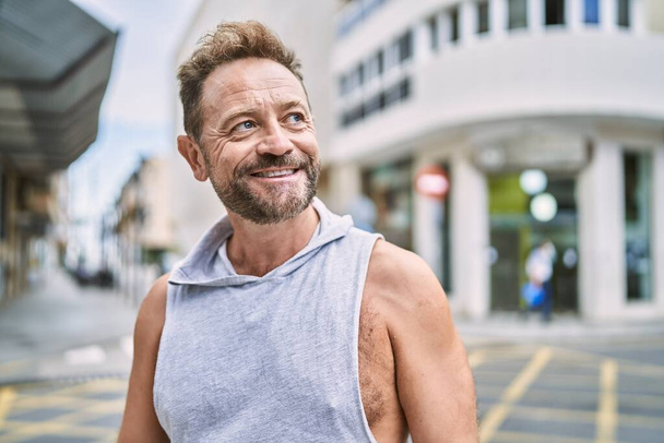 Homme d'âge moyen souriant confiant à la ville - Photo, image