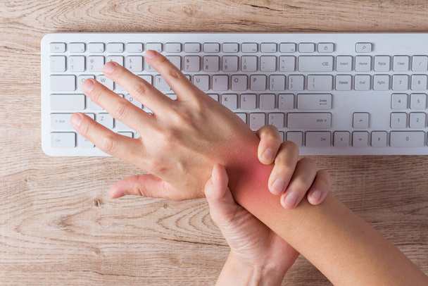 inflamación muscular de la mano por síndrome de oficina, dolor muscular de la mano por trabajar - Foto, Imagen
