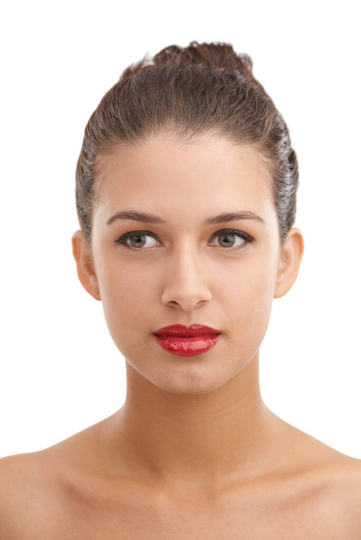 Frais et magnifique. une belle jeune femme aux lèvres rouges isolées sur blanc - Photo, image