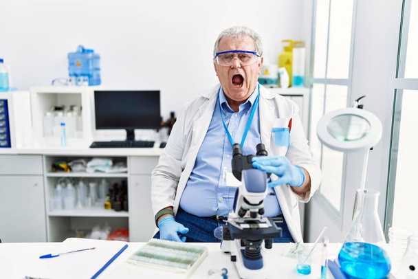 Starší běloch pracující v laboratoři vědců, vzteklý a šílený jekot, frustrovaný a zuřivý, křičící vztekem. vztek a agresivní koncept.  - Fotografie, Obrázek