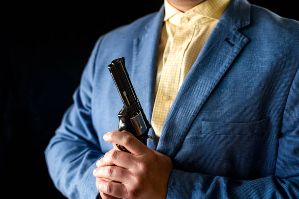 Detetive policial criminoso segurando arma de revólver isolada em fundo simples. retrato cortado silhueta em estúdio. - Foto, Imagem