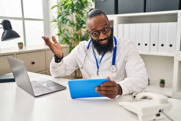 Uomo afroamericano che lavora sull'appuntamento online per celebrare il successo con sorriso felice e espressione del vincitore con mano alzata  - Foto, immagini