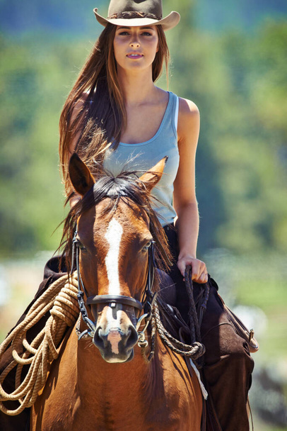 Imádom a szabadban. Egy gyönyörű cowgirl portréja a lovával. - Fotó, kép