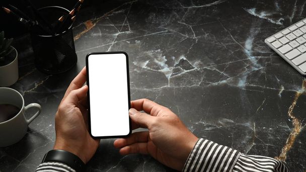 Zavřít pohled na ruce podnikatele držící chytrý telefon s bílým prázdným displejem. Prázdná obrazovka, kopírovat prostor pro text inzerátu. - Fotografie, Obrázek