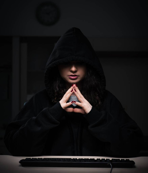 La hacker mujer piratería firewall de seguridad tarde en la oficina - Foto, Imagen