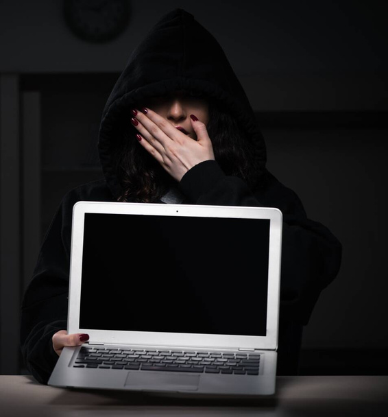 La hacker mujer piratería firewall de seguridad tarde en la oficina - Foto, imagen