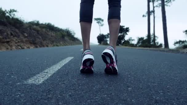 Παπούτσια, δρομέας και γυναίκα σε ένα δρόμο για τρέξιμο, εκπαίδευση και διασταύρωση, ταχύτητα και τακτοποίηση άσκηση με mockup. Άσκηση, τα πόδια και το κορίτσι τρέχει σε ένα δρόμο για καρδιο, τον αθλητισμό και την αντοχή προπόνηση, την υγεία και το στόχο. - Πλάνα, βίντεο