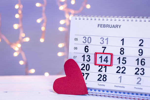 Ημερολόγιο με ημερομηνία 14 Φεβρουαρίου, ένα εορταστικό φόντο με bokeh για την Ημέρα του Αγίου Βαλεντίνου. - Φωτογραφία, εικόνα
