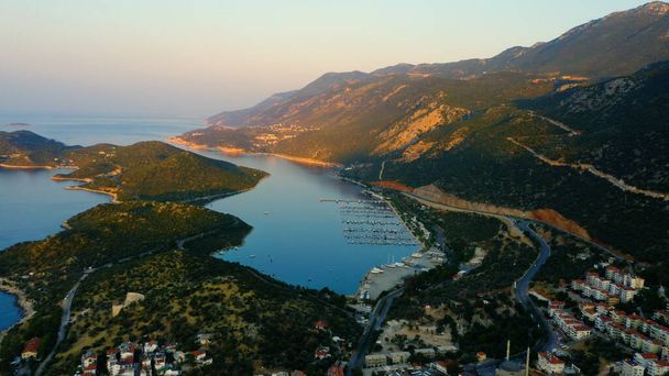 Città di Kas circondata dalla baia di mare e montagne. Vista aerea dall'alto. Viaggio in Turchia. - Foto, immagini