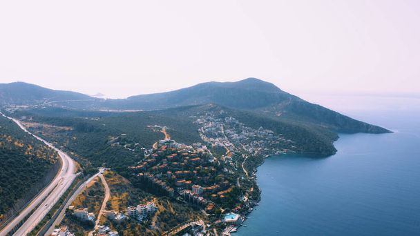 Panorama de la ciudad turística en la costa de mar azul y paisaje de montaña. Vista desde el dron. - Foto, imagen