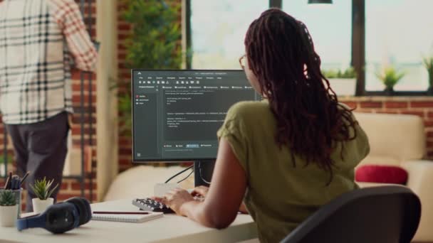 Молода жінка використовує вихідний код для розробки нового онлайн-додатку, працюючи з html-скриптом на вікні терміналу для програмного забезпечення бази даних. ІТ-менеджер планування мережі штучного інтелекту
. - Кадри, відео