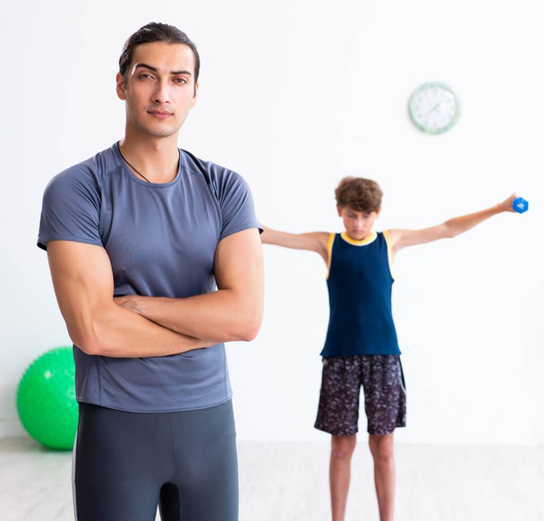The young father and his son doing exercises - Foto, imagen