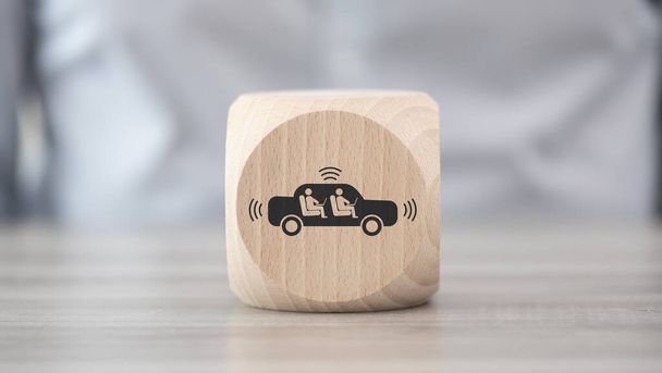 Drewniany blok z symbolem autonomicznej koncepcji pojazdu - Zdjęcie, obraz