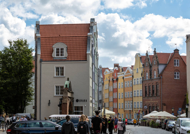 Gdansk, Polonia - 6 de septiembre de 2020: fachadas de casas históricas en el casco antiguo de Gdansk  - Foto, Imagen