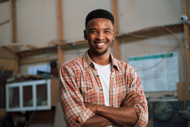 Junger afrikanischer männlicher Unternehmer, der in einer Holzfabrik arbeitet. Hochwertiges Foto - Foto, Bild