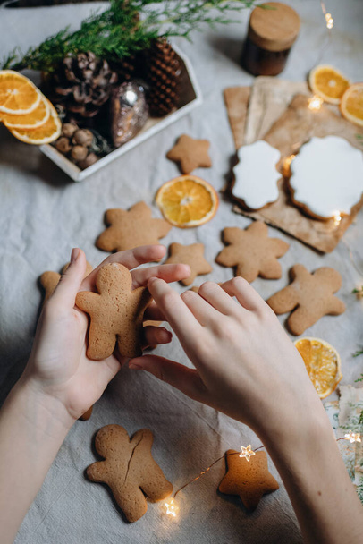 Gingerbread man in children's hands, homemade Christmas pastry - Foto, imagen