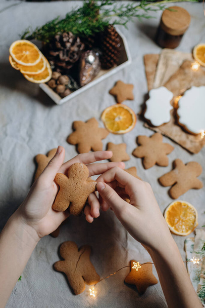 Gingerbread man in children's hands, homemade Christmas pastry - Fotografie, Obrázek