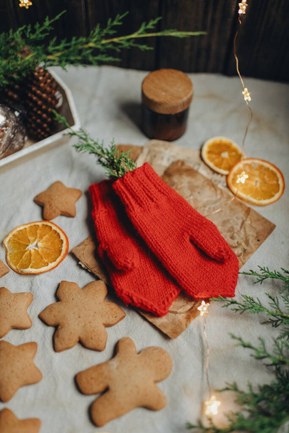 christmas decor, red mittens on a background of gingerbread - Fotografie, Obrázek