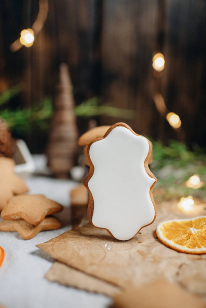 Christmas gingerbread with white icing mockup for painting, homemade baking - Foto, imagen