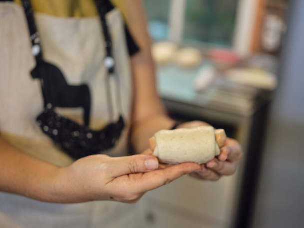 Крупним планом перегляд. Домашня хлібобулочна ковбаса кислий дріжджовий хліб хліб сирий
 - Фото, зображення