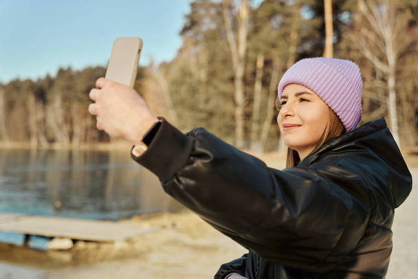 Blanke vrouw maken selfie buiten in de winter - Foto, afbeelding