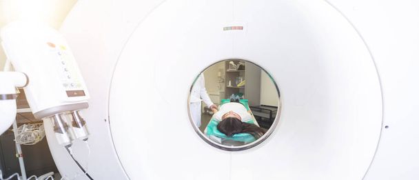 Radiologista com paciente do sexo feminino na sala de tomografia computadorizada - Foto, Imagem