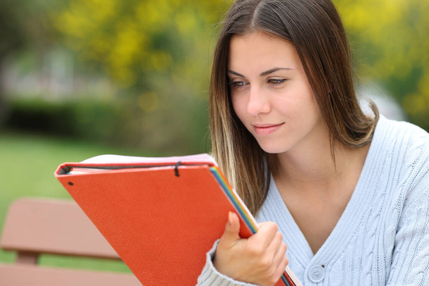 Happy student studying in a park - Foto, Bild