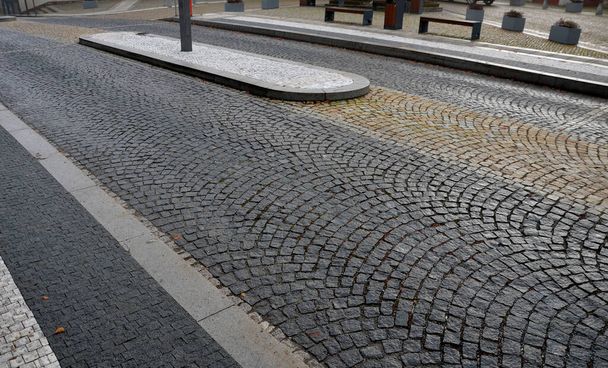 pedestrian crossing with dividing island between lanes. arches with road markings planted with dry-loving flowers along the street. gardening. luxurious stone curbs and paving of the promenade - Fotoğraf, Görsel