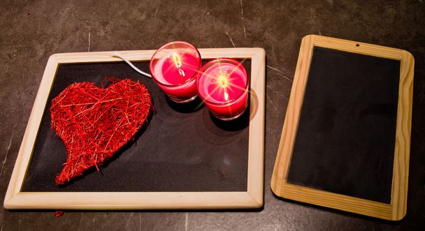κερί, τριαντάφυλλα, ένα μαυροπίνακα - Φωτογραφία, εικόνα