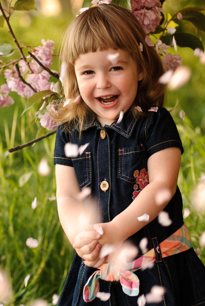 Little girl in garden - Fotoğraf, Görsel