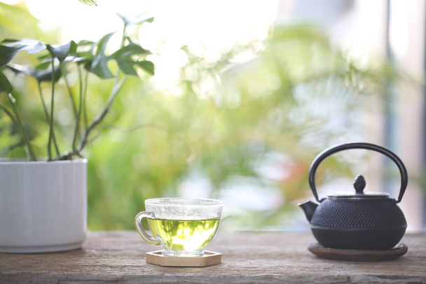 Зелений чай скляна чашка і металеві горщики блокноти
 - Фото, зображення